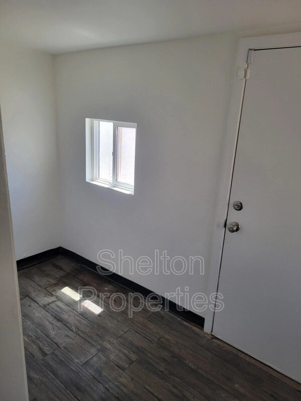 Building Photo - 6810 S Central Ave