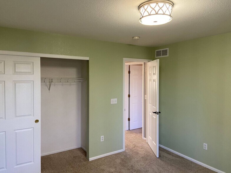 Building Photo - 13648 Parkview Pl