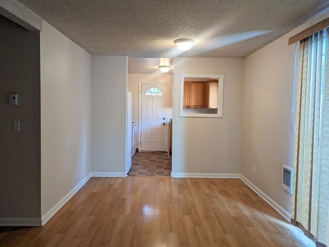 Building Photo - Great 3bdrm 2 bath with parking in Beaverton!