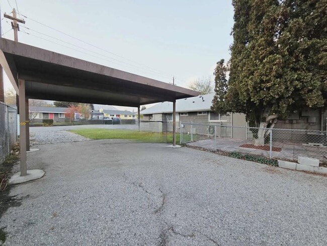 Building Photo - 1261/1263 Montana St. Duplex