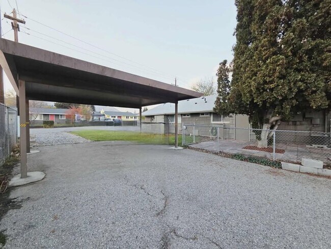 Building Photo - 1261/1263 Montana St.