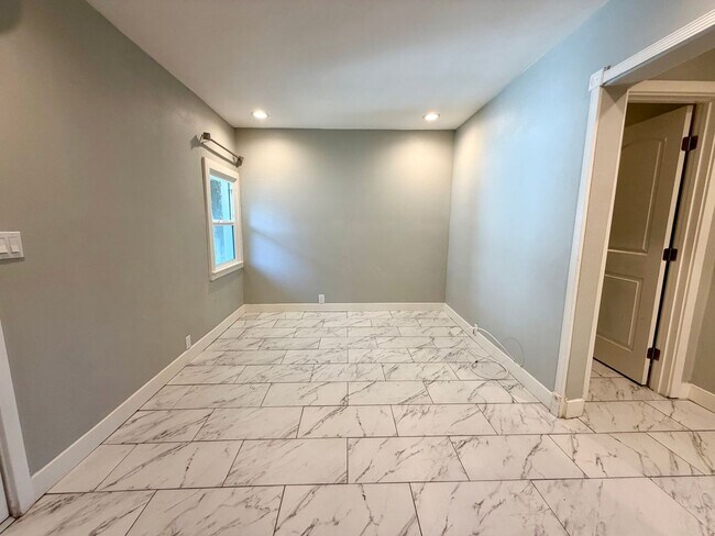 Building Photo - Beautifully updated 1 bed 1 bath in Thousand Oaks! All utilities included