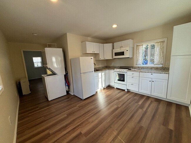 Building Photo - 1/2 OFF 1st Months Rent / 1 bedroom home i...