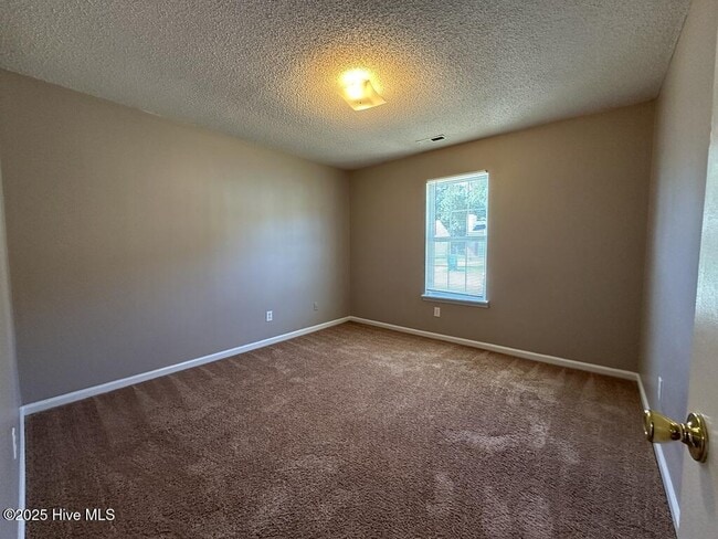Building Photo - 204 Live Oak Ct