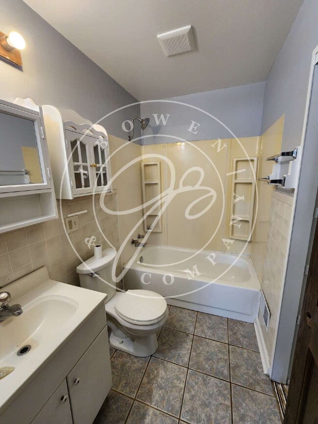 Building Photo - Charming 3-Bedroom Home in Toledo walking ...