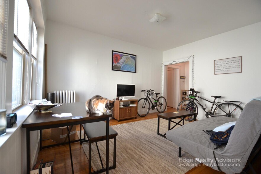 Building Photo - 264 Kelton St