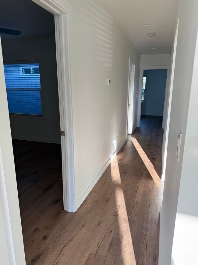 Building Photo - Beautifully Updated 2/2 Duplex - 4033 Miller Way