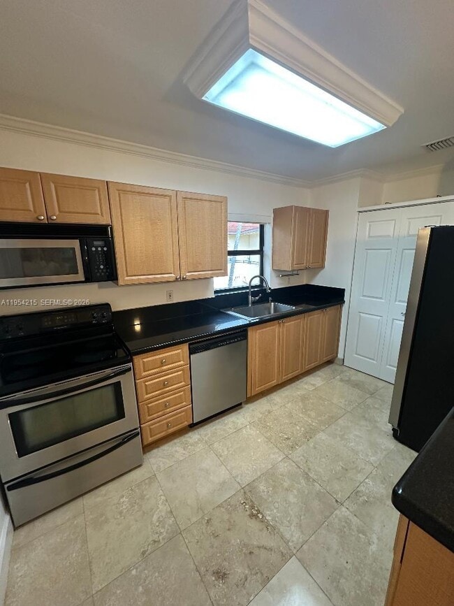 Building Photo - 32 Camden Dr