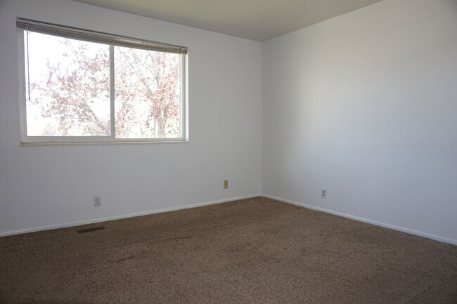 Building Photo - 4 Bedroom 2 Bath West Jordan Home