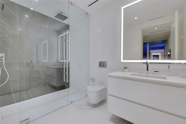 Building Photo - 300 Biscayne Blvd Way