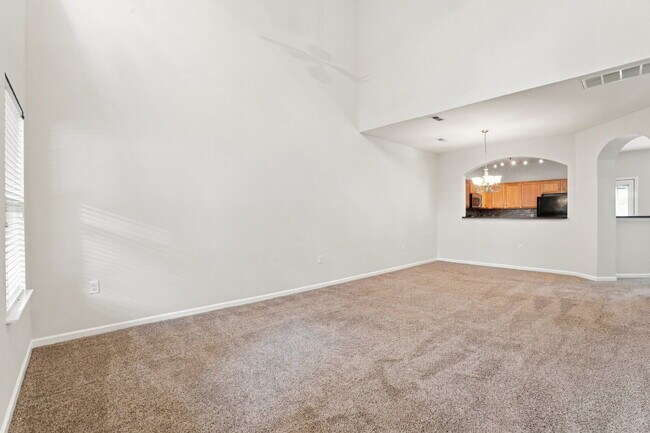 Building Photo - Spacious End Unit Townhome!