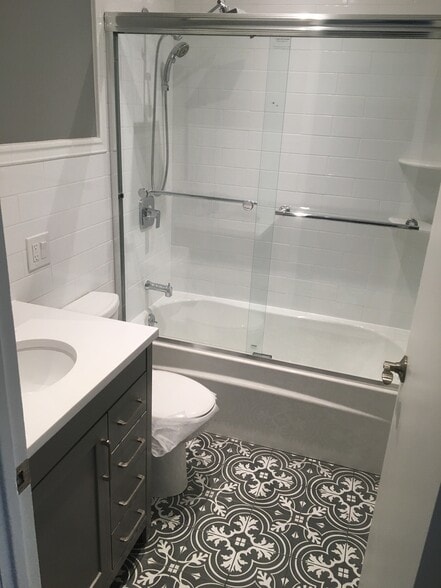 Full Bath - 1843 Clintonville St