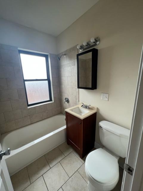 Building Photo - 1 bedroom in Chicago IL 60657