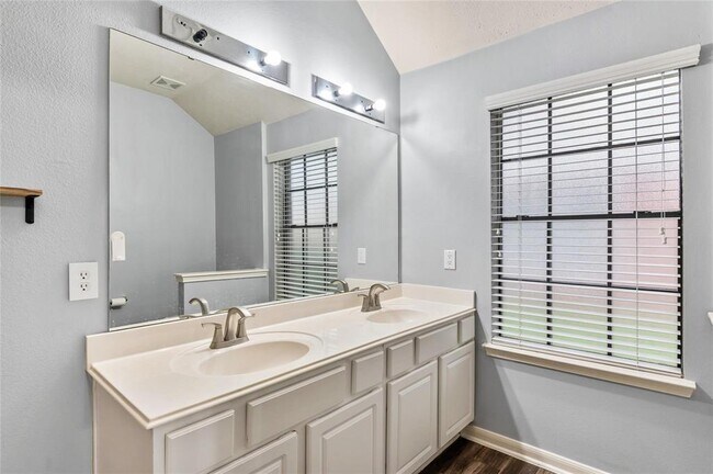 Building Photo - 16535 Cypress Bridge Dr