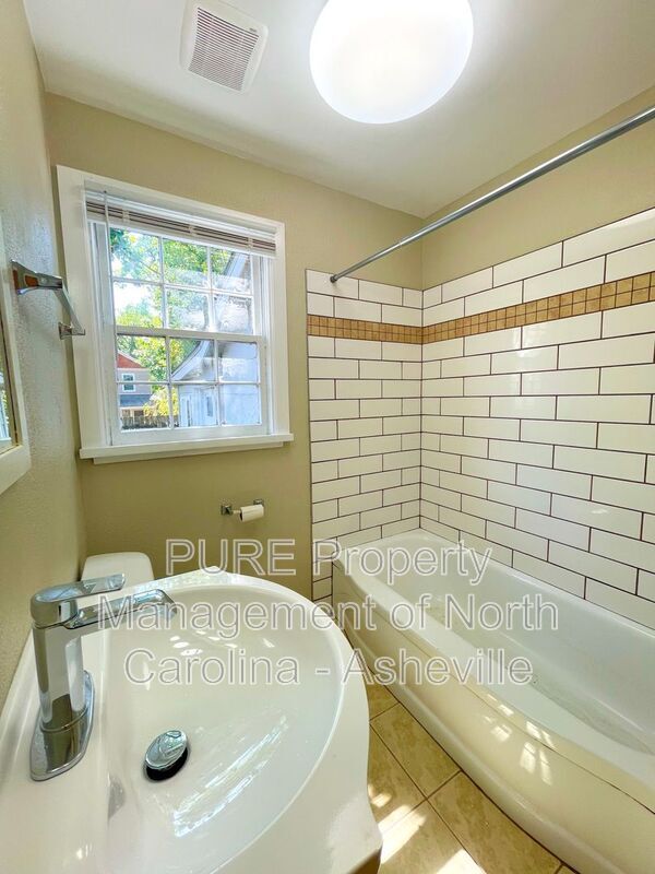 Building Photo - 127 Aurora Dr