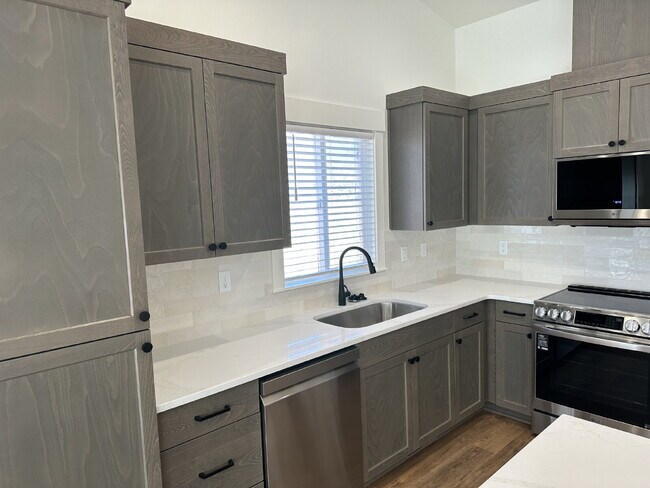 Building Photo - "Charming 3-Bedroom Oasis with Granite Touches in Meridian!"