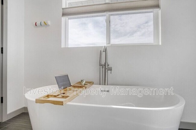 Building Photo - 3004 S Zurich Ct