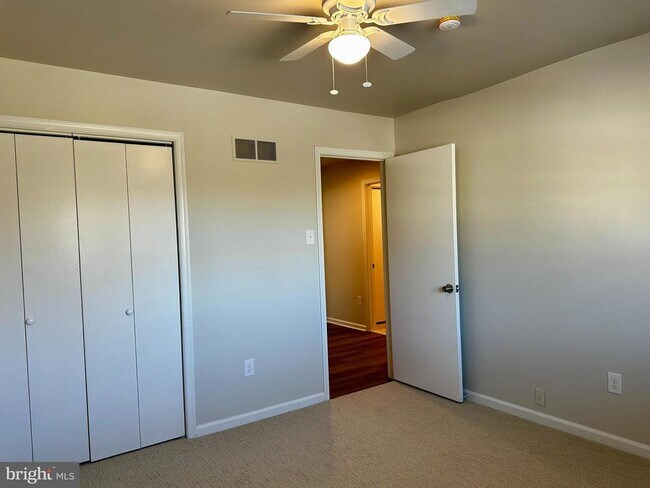 Building Photo - 18 Dundee Mews