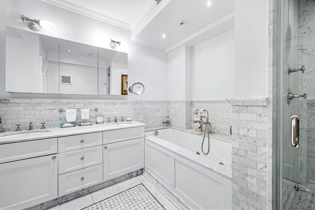 Building Photo - 130 E 67th St