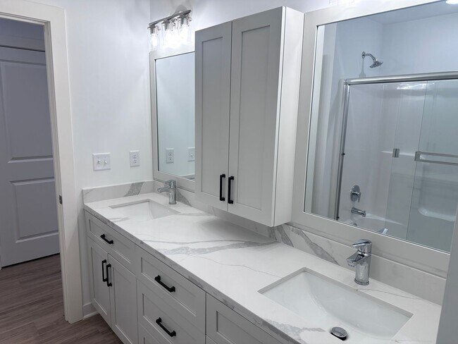 Building Photo - 4 Bed | 3 Bath | 1 Car Garage Duplex in Kansas City w/ Move in Special