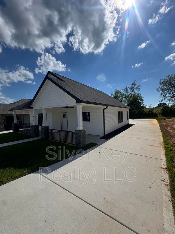 Building Photo - 924 Stratford Ave