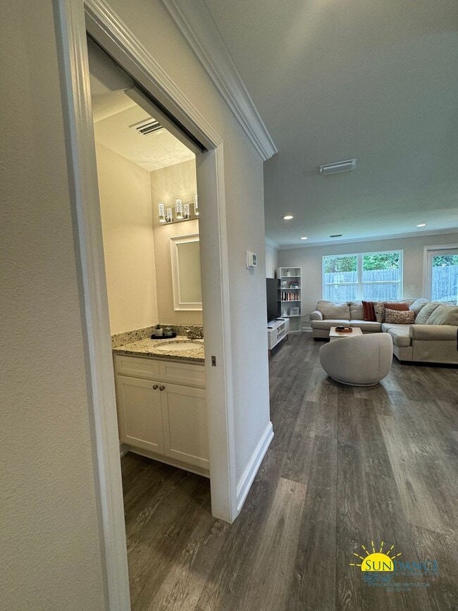 Building Photo - Beautiful 3BR/2.5BA Townhome inNiceville-Near Eglin AFB!