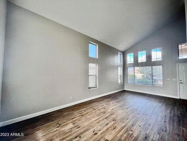 Building Photo - 837 W Ivanhoe St