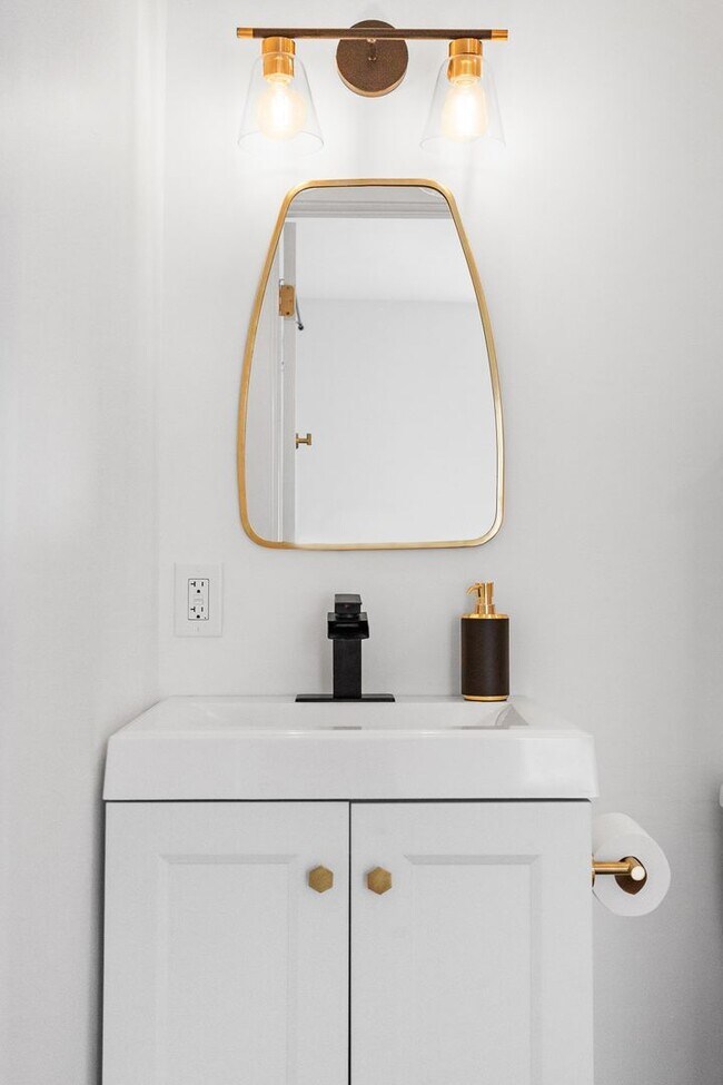 Building Photo - Charming + Modern Highland Park Home - 3 Beds, 2 Baths, Fenced Yard, + Plenty of Parking!