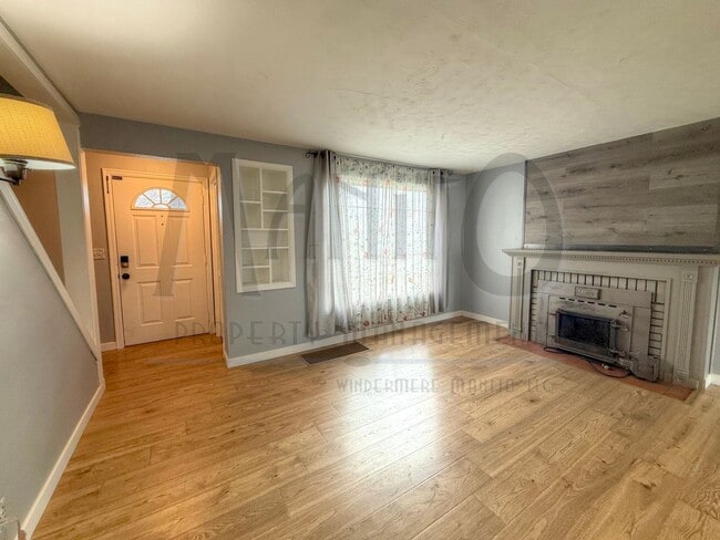 Building Photo - Beautiful Shadle Area Home