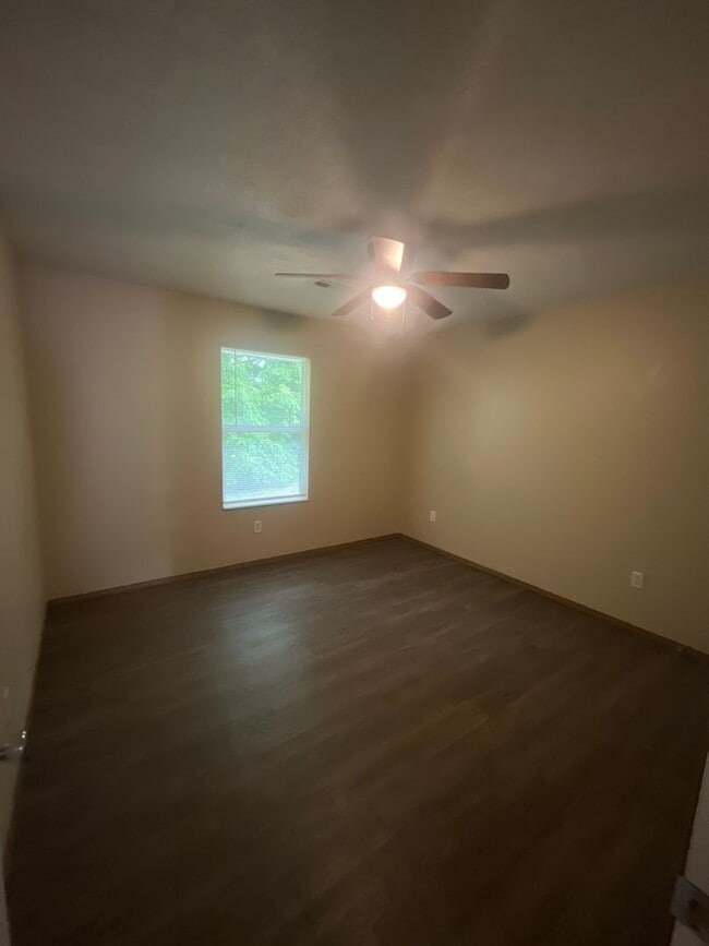 Building Photo - Check this out!!! Great duplex ready for y...