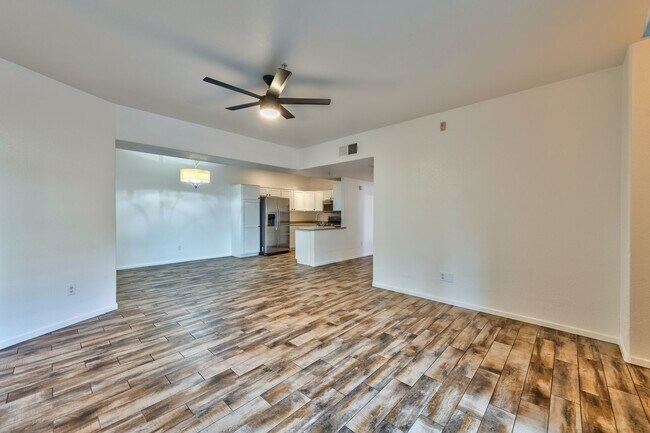 Building Photo - 2291 W Horizon Ridge Pkwy
