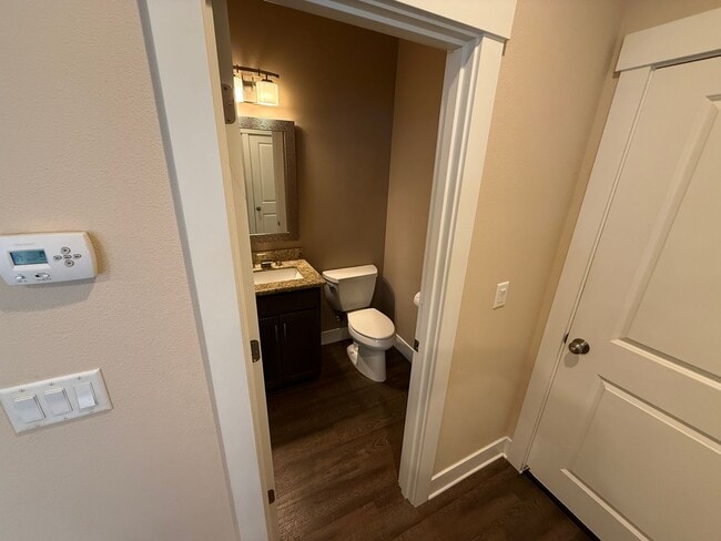 Building Photo - Nice 4bed/2.5 Bath Home, Gas Range