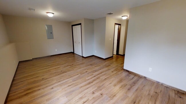 Building Photo - Luxury Townhome