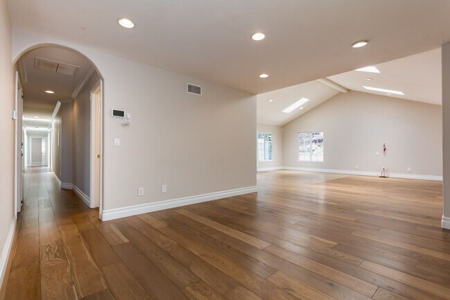 Building Photo - Spacious Entertainers Retreat in San Carlos!