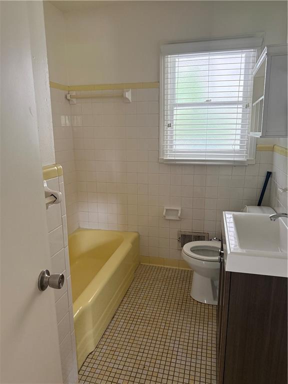Building Photo - 2404 Elmwood Cir SE