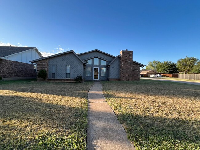 Building Photo - Charming Sunny Home in West Edmond!