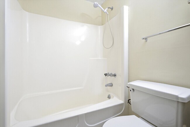 Building Photo - 504 River Rd