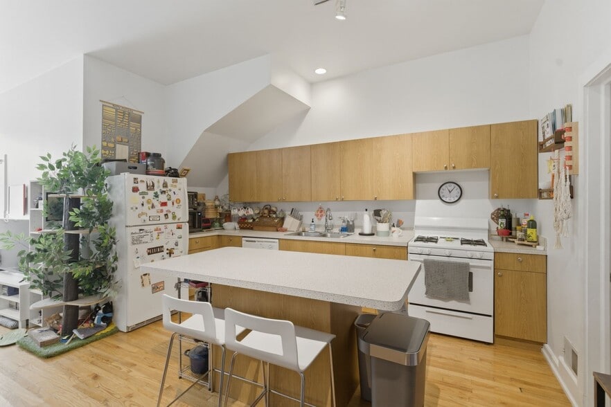 Building Photo - 1746 W Crystal St