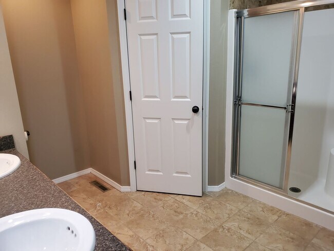 Building Photo - 3 Bedroom Home in South Springfield