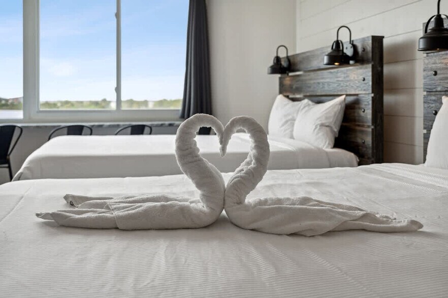 Building Photo - 8817 S Thomas Dr