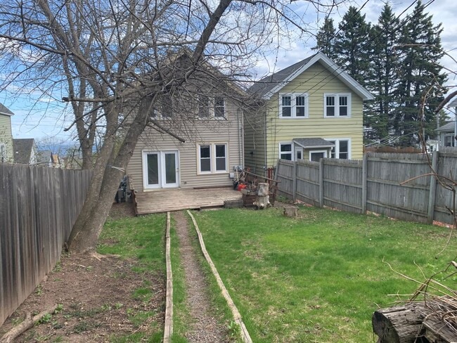 Building Photo - Duluth, MN - 3-bedroom - 2 bathroom - Sing...