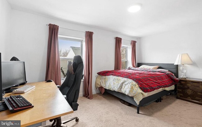 Building Photo - 308 E Miner St