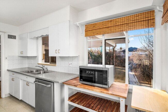 Building Photo - 2BD, 2BA Wellshire Home with Finished Basement and Attached 1-Car Garage