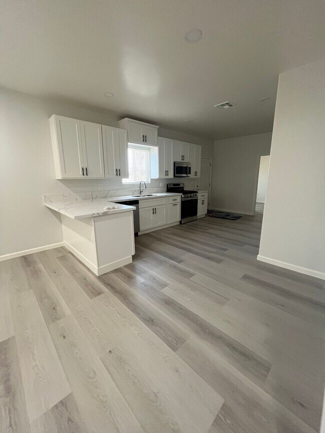 Building Photo - Newly Remodeled Home! MUST SEE!