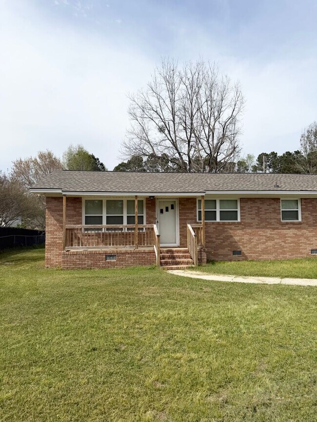 Building Photo - Charming Move-In Ready Home with Bonus Space & Spacious Yard!