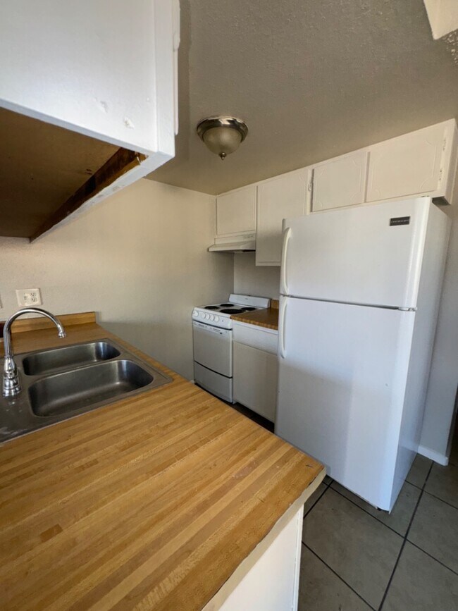 Building Photo - 916 San Pedro Dr SE