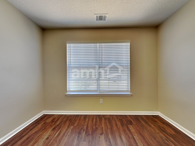 Building Photo - 223 Longleaf Cir