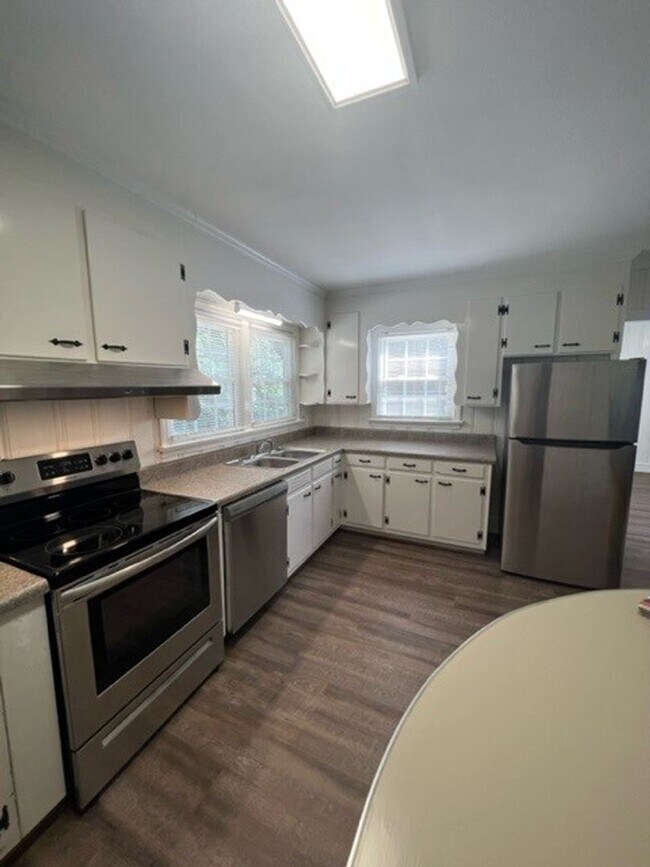 Building Photo - 3 Bedroom 1.5 Bath Home Family Room, Living Room and Dining Room! - Eastside of Greenville
