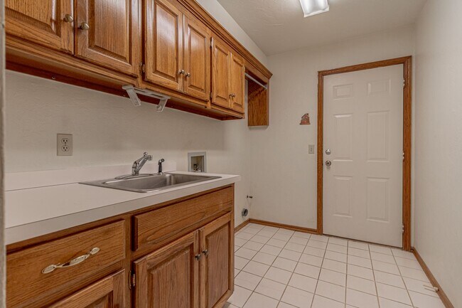 Building Photo - Beautiful 4-Bedroom, 3-Bath Home with 3-Ca...