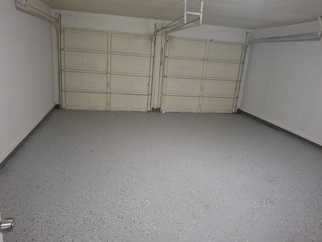 Building Photo - 111 SE Coachman Dr